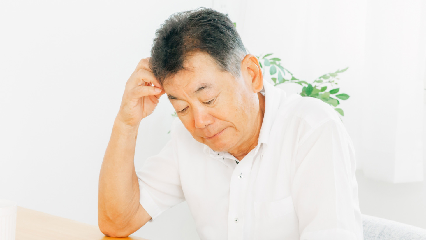 高齢者の一人暮らしに悩む男性