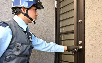 鍵を開けて安否を確認